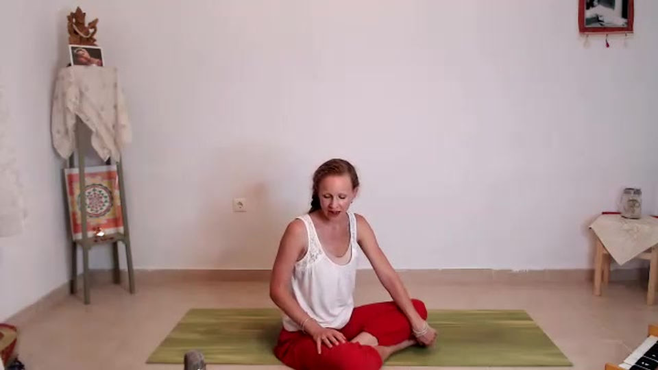 90 min Hatha Yoga mit Chandra Namaskar